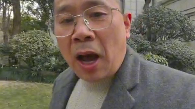 2025曼城年会感谢有你，过去一年，曼城装饰砥砺前行。年会现场灯光闪耀，总结过往并规划未来。颁奖环节