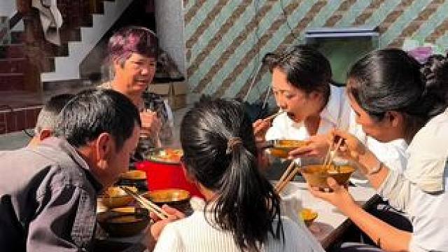 好久没回家了，给家人做一顿美味的富源酸汤猪脚，一家人其乐融融的也很幸福哦#地方特色美食 #富源酸汤猪