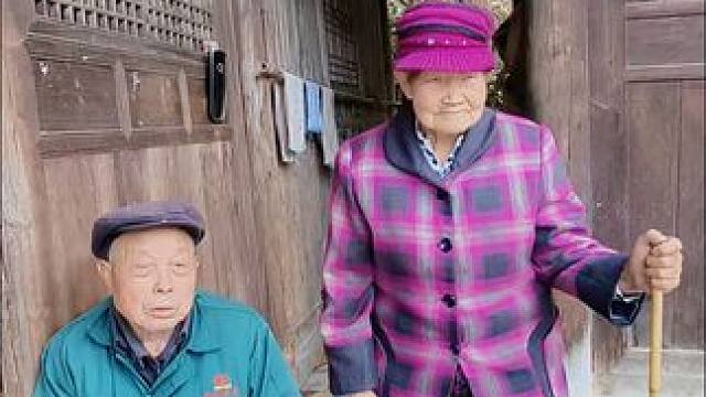 奶奶说他们今年八十多了，爷爷身体很好，奶奶腿脚有点不利索，两位老人就在堂屋里做饭，虽然农村的条件不好