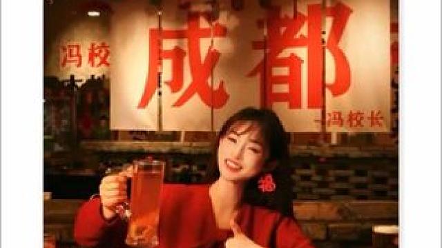 火锅店拍预制蛇年春节新年照 我看行！！#成都旅游攻略 #四川人对火锅的执念有多深 
 #冯校长啤酒鸳