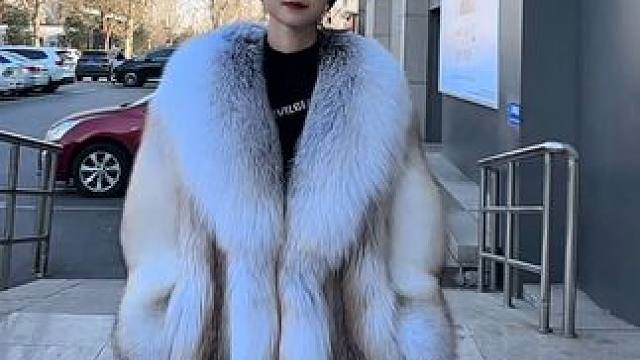 你身边有没有这样的朋友，戴玉石她说那东西容易碎不保值，就是块烂石头。你戴着200克的珐琅彩手镯，她说