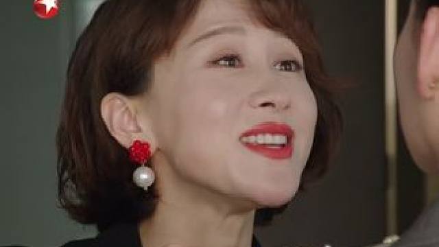 向佳佳用长管打阮小红，还造谣谢志国与阮小红乱搞男女关系，最后被警察带走…#东方卫视真心英雄 #真心英