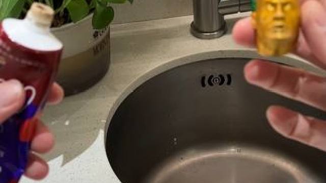 听说用这个强森牙膏头挤牙膏更有味道~ #玩个很新的东西