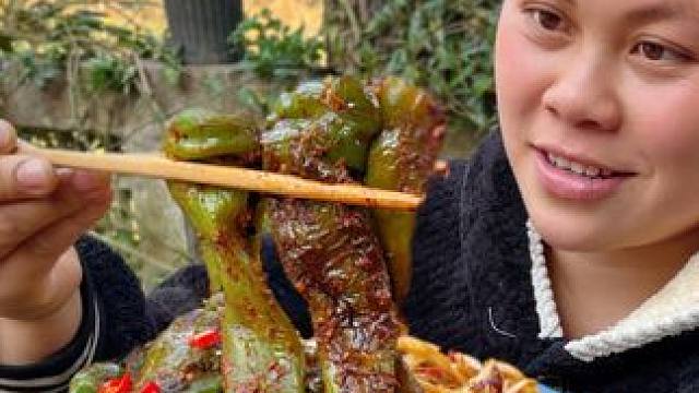 今天炒个酸辣白菜配着辣椒太下饭了 #美食 #农村生活 #美食分享