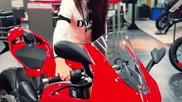 小姐姐提2025款杜卡迪V4#杜卡迪v4 #内容启发搜索