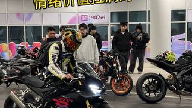 终于解除新手模式了！！！ 开#张雪500rr 出门装大了哈哈哈哈，没想到这么受欢迎，明天下赛道马力全