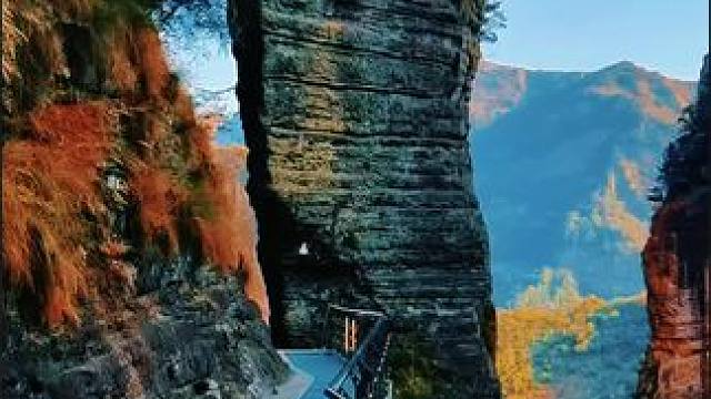 走在玻璃栈道上，脚下透明的玻璃板仿佛悬在空中，让人有种踏空的刺激感。