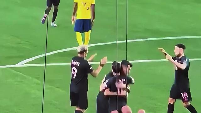 梅西向球迷比划3的手势，示意阿根廷有3个大力神杯