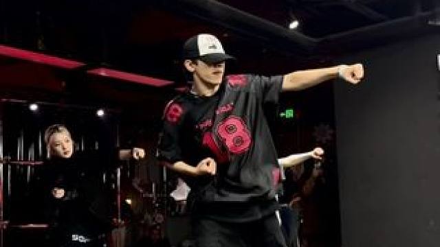 衣服越粉 跳舞越狠 #飞现编舞 #oldtownroad #帅哥街舞