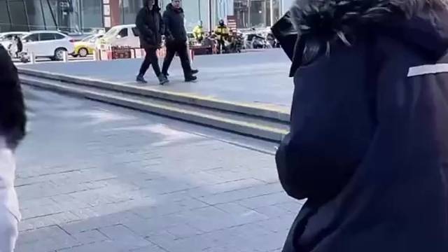 我不尴尬，尴尬的就是你们