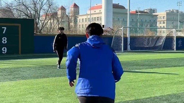 我只是想试试地滑不滑