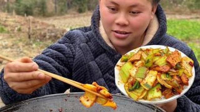 今天做一锅青白菜炒肉，又香又辣直接吃个够 #美食 #农村生活 #下饭菜