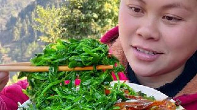 香辣茄子配着鲜嫩的豌豆尖真是巨下饭 #美食 #农村生活 #记录生活