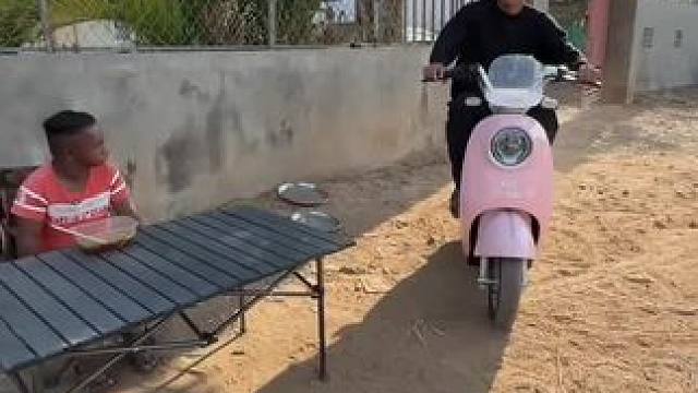 东南亚小土狗 #骑上小摩托 #我的乡野山居生活 #农村人的生活 #看一遍笑一遍