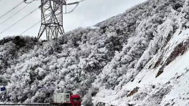 冬天不能走雅西高速的管制车辆翻越108国道泥巴山垭口#风雪无阻 #泥巴山垭口 #雅西高速 #创作者中