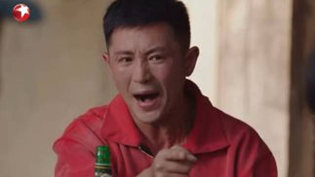 纪云的弟弟海峰请纪云帮忙，纪云婉拒，海峰赌气，在家庭聚餐上怒斥纪云无情无义……#东方卫视真心英雄 #