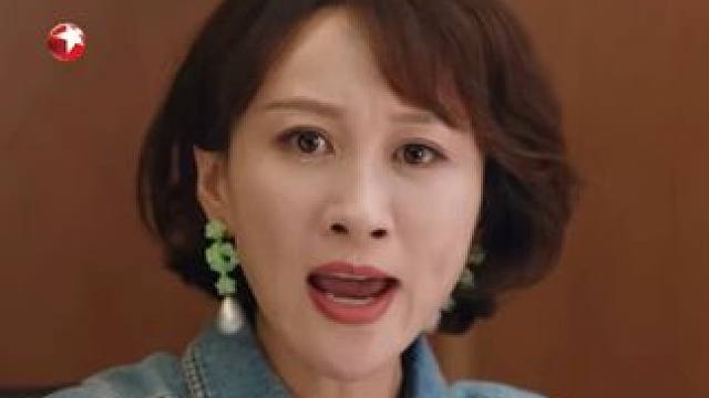 向佳佳想找律师帮忙诉讼，律师衡量后，认为向佳佳打人在先不占理，案子棘手，很难让公司撤销开除决定，但可