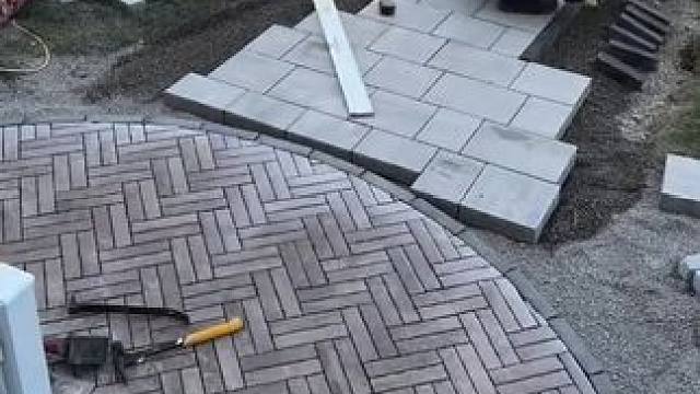 家庭前院的门庭地面铺装艺术设计。 #庭院设计 #庭院地面铺装 #庭院施工 #院子地面铺什么好 #施工