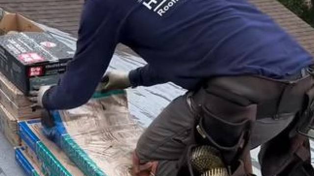 美国乡村木屋别墅的屋顶沥青瓦片防水施工过程。#工艺制作 #施工工艺 #防水补漏 #屋顶改造