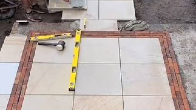 地砖与红砖打造庭院步道艺术设计。 #庭院地面铺装 #施工工艺 #地面装饰 #结实耐用 #匠心精神