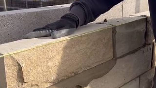 英国石头房子的砌筑。 #砌墙施工 #结实耐用 #匠心精神 #砌墙 #施工工艺