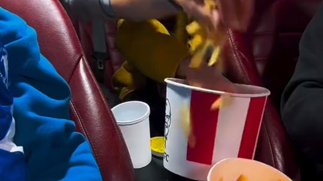 警察:你的意思是他们上车的时候就已经是一堆碎肉了？