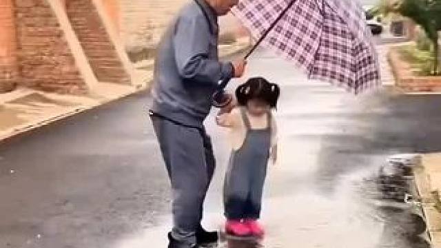 懂事的孩子!太爷爷去世后，重孙女想念太爷爷，每天在路口等爷爷回家...泪目了#隔辈亲 #爷孙情深#感