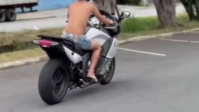 又是这哥们 #摩托车 #翘头