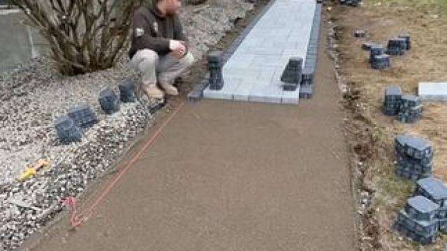 庭院步道地砖通铺效果工艺流程。#庭院地面铺装 #焕然一新 #地面装饰 #庭院设计