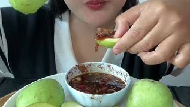 生吃芒果 #舌尖上的美食 #东南亚美食 #爱生活爱美食 #哎呀妈呀太香了 #谁懂这一口的好吃程度