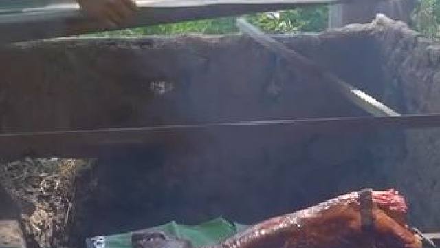 东南亚新年烤全牛 #农村美食记录生活 #舌尖上的美食 #东南亚美食 #谁懂这一口的好吃程度 #农村人