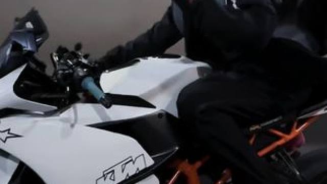 喜欢吗 专门给你拍的
#机车 #转场 #氛围感 #滑板