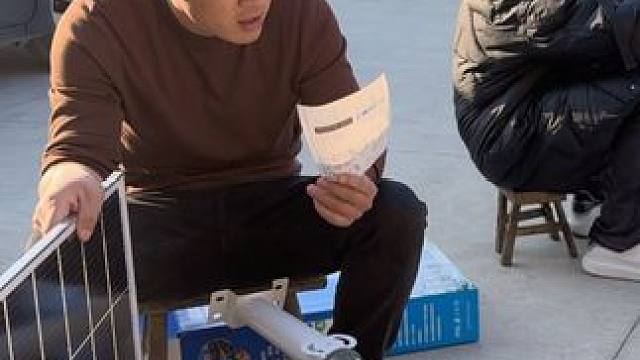 和爸爸在农村安装太阳能灯，没想到我爹一锄头，给水管干爆了… #农村生活 #太阳能灯 #孝顺老人