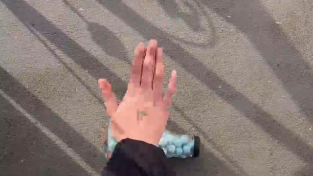 楼梯滚瓶子爆破解压时刻