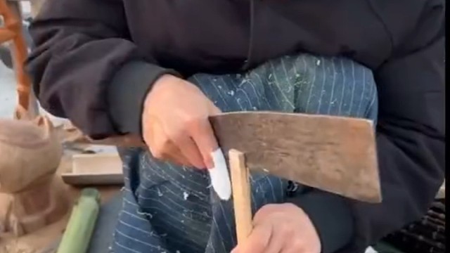 师傅：光顾着削竹子，忘记削你了