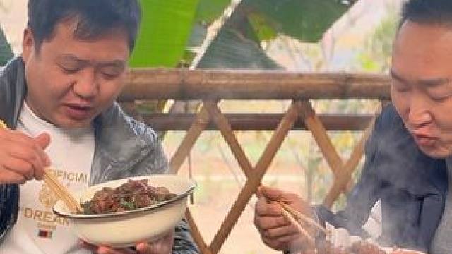 哥俩今天一人一大碗牛腩焖黄豆，大口吃得真过瘾！ #农村美食 #新农人计划2025 #村里的新年