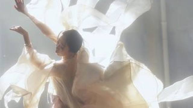 在四四方方的围墙里循着光的足迹。
#国风 #舞蹈 #古风