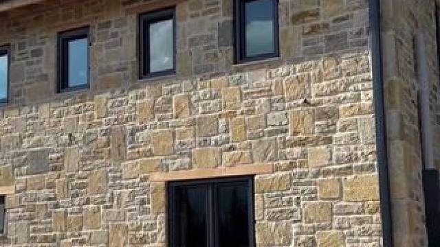 欧式传统古建筑方式建房，红砖与石头结合，打造百年建筑体设计。 #石房子 #结实耐用 #农村建房 #自