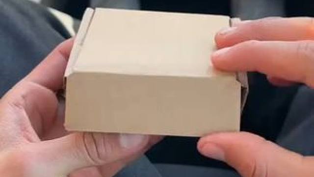 朋友：哇趣，转弯还会漂移，也太酷了吧~ #玩个很新的东西