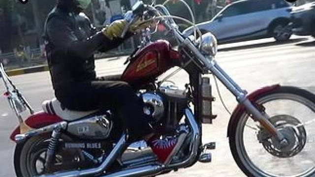 拍电影都没这么帅！偶遇沪A哈雷72，复古巡航chopper，这改装和穿搭是真玩复古的品味。#哈雷72