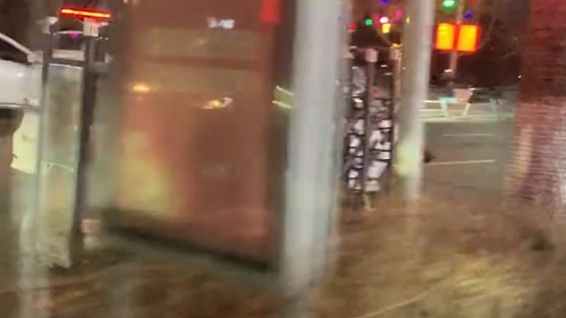 门卫：走的时候把门帮我带上。