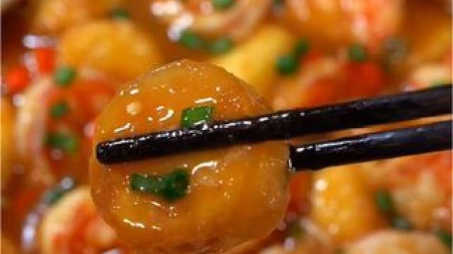 火爆餐厅的金针菇豆腐鲜虾煲，鲜香美味下饭我们家每周都要吃几回这个金针菇豆腐鲜虾煲，做法简单，鲜香美味