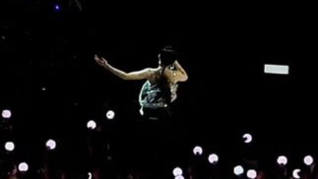 张韶涵淋雨一直走全场大合唱~