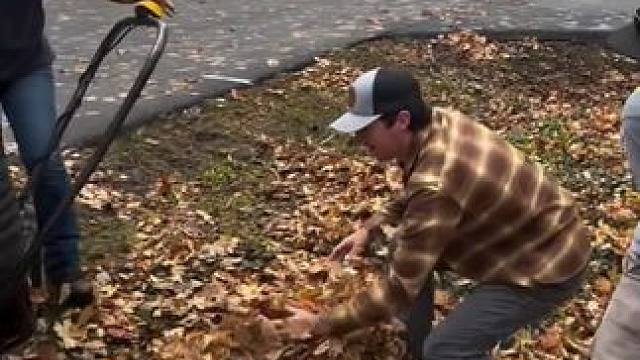 加拿大环卫清扫，省时省力高福利工种。 #省时省力省人工 #环卫工人 #辛勤劳动者 #树叶清扫车 #清