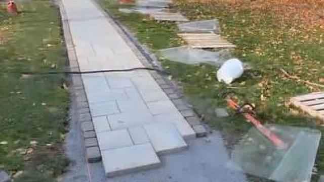 庭院小道的地坪地砖铺设设计。 #庭院地面铺装 #地面装饰 #庭院生活 #男人减速带 #庭院设计施工