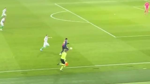 我说你怎么戴手套踢，合着跟亚马尔学的