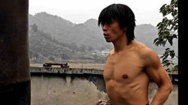 不瞒大伙其实我是练百家拳的，截拳道的步法散打的腿法南拳的劲太极的柔，我们有个中肯又带点邪恶的称呼叫杂