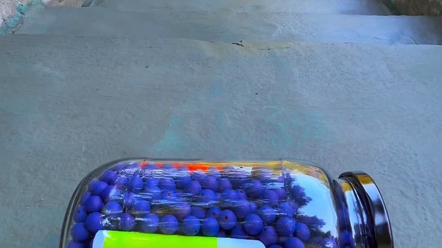 楼梯滚瓶子爆破解压时刻