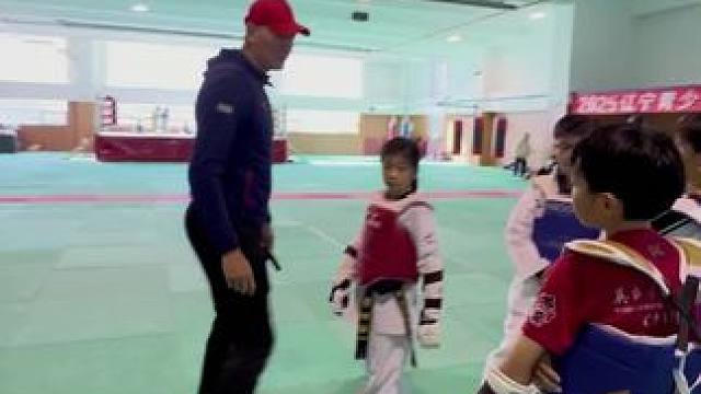 大家帮我看看，到底是踢到哪里了~我总觉得哪里不对劲~是不是被学生忽悠了~一直在回忆这个动作，而且还有