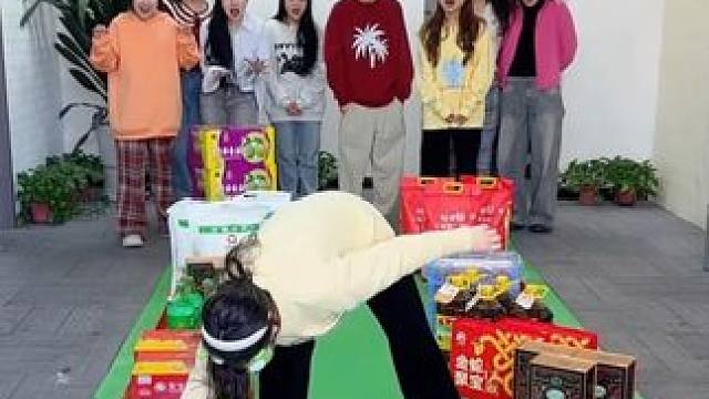蒙眼摸年货，哈哈这样的公司你想来吗 #内容启发搜索 #真会玩系列 #意想不到的结局 #办公室游戏